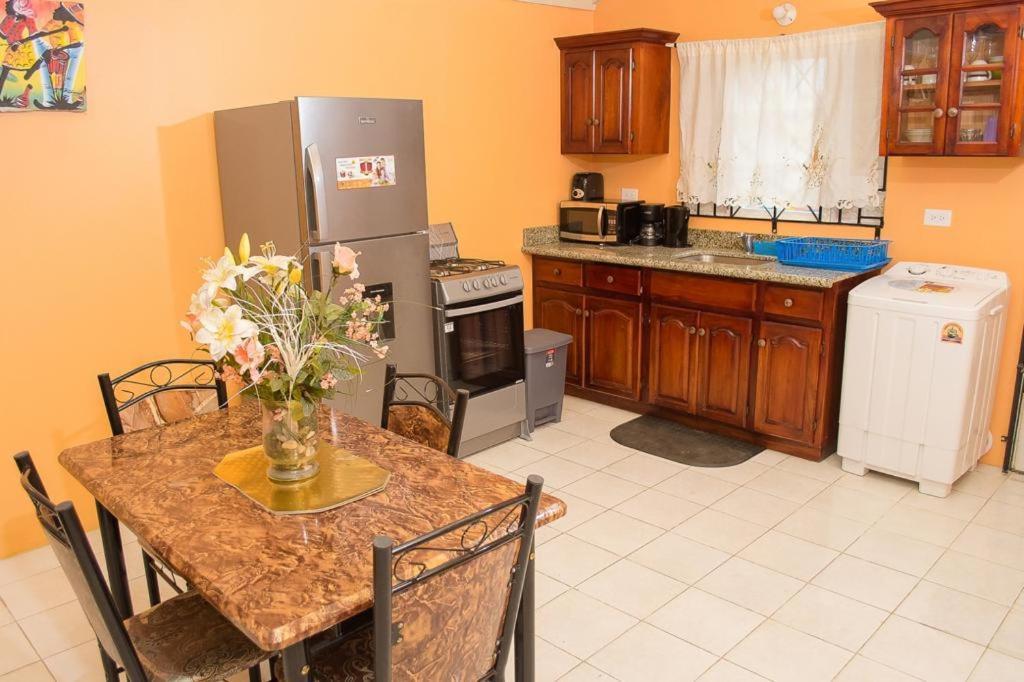 Perfect Vacation Villa Монтего Бей Екстериор снимка