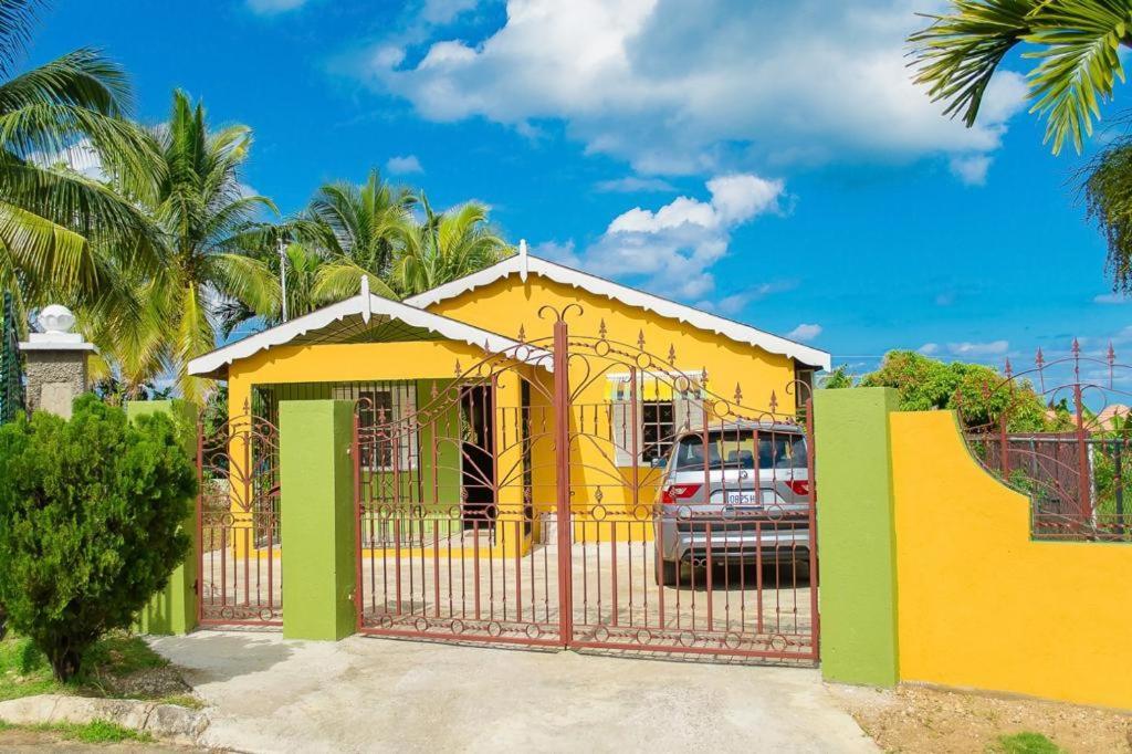 Perfect Vacation Villa Монтего Бей Екстериор снимка